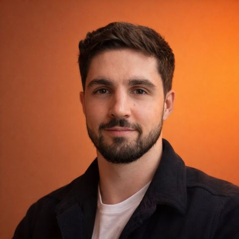 /creator: Портрет автора контента для шапки канала