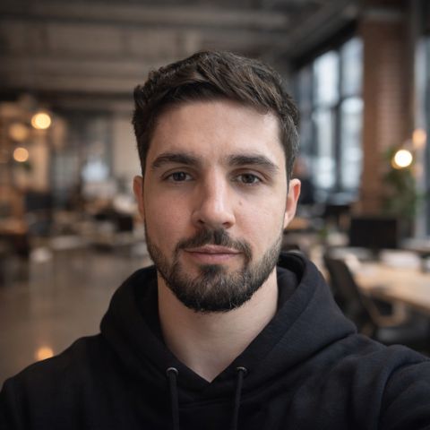 /founder: Образ основателя стартапа, уверенный и чуть усталый